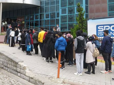 Ümraniye'de İstanbulkart için Metrelerce Kuyruk Oluştu!