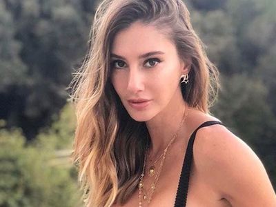 Ünlü Fenomen Şeyma Subaşı Bu Kez de Direk Dansı Yaparak Takipçilerini Mest Etti!