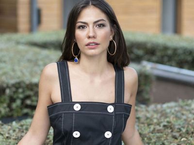 Ünlü Oyuncu Demet Özdemir’le Meslektaşı Şükrü Özyıldız Yeni Bir Aşka mı Yelken Açtı?