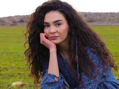 Ünlü Oyuncu Ebru Şahin’in Annesine Olan Benzerliği Hayranlarının Ağzını Açık Bıraktı!