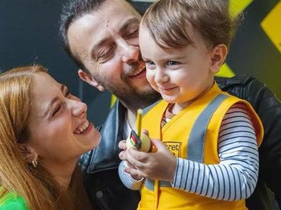 Ünlü Oyuncu Hazal Kaya ve Eşi Ali Atay Hayranlarını Üzecek O Haberi Sosyal Medyadan Duyurdu