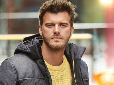 Ünlü Oyuncu Kıvanç Tatlıtuğ Mutfaktaki Hünerlerini Sosyal Medyadan Paylaştığı Elmalı Turta Videosuyla Gösterdi