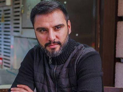 Ünlü Şarkıcı Alişan’ın Dinmeyen Kardeş Acısı Takipçilerinin Yüreğini Burktu: Üzerine Düşen Kar Tanesi Beni Kahrediyor