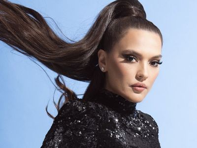 Ünlü Şarkıcı Demet Akalın Yıllardır Küs Olduğu Arkadaşı Ece Erken’in Ayaklarına Kapandı!