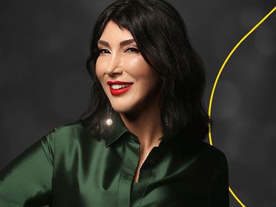 Ünlü Şarkıcı Hande Yener Konsere Sahne Kostümü Yerine Koltuk Örtüsüyle Çıkınca Dalga Konusu Oldu!