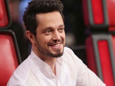Ünlü Şarkıcı Murat Boz’un Rol Arkadaşı Tuba Büyüküstün’e Olan Bakışları Aşk İddialarının Cevabı Oldu!