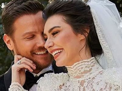 Ünlü Şarkıcı Sinan Akçıl İkinci Kez Nikah Masasına Oturduğu Eşi Burcu Kıratlı’ya Çekişmeli Boşanma Davası Açtı!