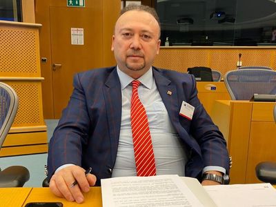 Uşak Belediye Başkanı Özkan Yalım kimdir, hangi görevlerde bulundu?