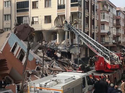 Üsküdar'da İki Katlı Ahşap Bina Çıkan Yangın Nedeniyle Çöktü
