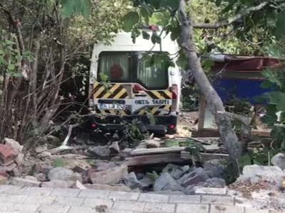 Üsküdar’da Korkutan Kaza: Okul Servisi Evin Duvarına Çarptı