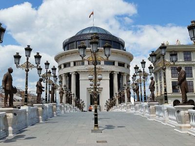 Üsküp hangi ülkededir, nerededir? Üsküp Vardar Nehri nerede? Üsküp Sanat Köprüsü, Çifte Hamam, Taş Köprü, Üsküp Şehir Müzesi, Makedonya Meydanı gibi merak edilen yerler