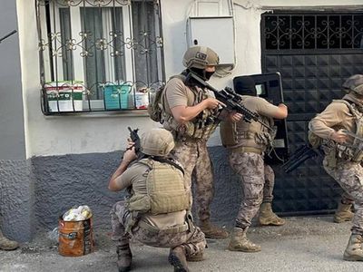 Üst üste iki operasyon: Çok sayıda organizatör ve silah kaçakçısı yakalandı