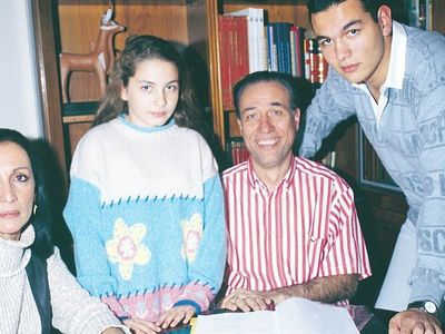Usta Sanatçı Kemal Sunal’ın Eşi Gül Sunal’ın Kardeşi Evsiz Kaldığı Halde Ablasının Yardım Etmemesine İsyan Etti