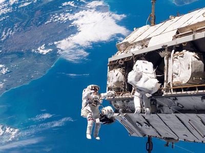 Uzay filmlerinde görülecek olay: Mekik arızalandı, 2 astronot uzayda mahsur kaldı