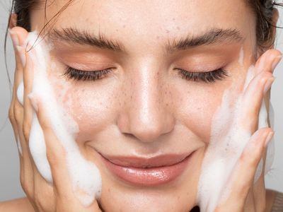 Uzman Dermatolog sizlere cilt bakımı için kollarını sıvadı!