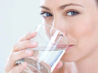 Uzmanlar uyarıyor! Suyu asla bu şekilde içmeyin! Kanser ve kısırlık yapıyor