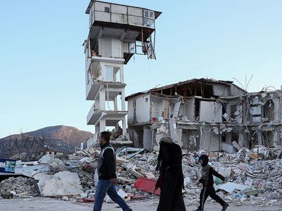 Uzmanlardan depremzedelere uyarı: Evlerinizi kaptırmayın