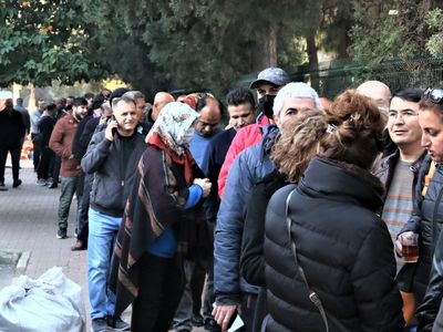 Uzun bekleyişin ardından EYT yasalaştı: Başvuru için akın ettiler