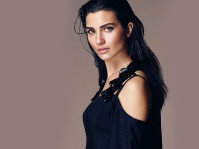 Uzun Süredir Kimseyle Görüntülenmeyen Tuba Büyüküstün'den Aşk İtirafı Geldi!