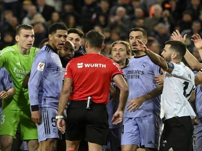 Valencia Real Madrid maçında şok eden pozisyon: Golden sadece 1 saniye önce maçı bitirdi