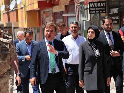 Vali Aydoğdu, Tercan'da vatandaşlar ve esnafla buluştu
