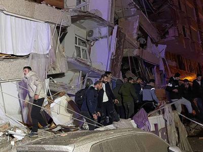 Valiliklerden açıklama: Peş peşe meydana gelen depremde 140 bina yıkıldı, çok sayıda ölü var