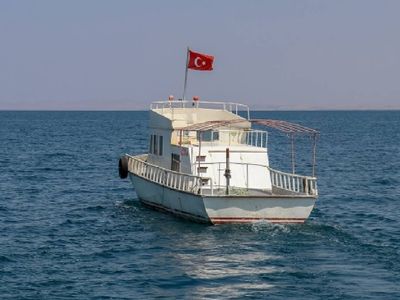 Van Gölü’nde ilk ağlar suya bırakıldı! İnci kefali av yasağı sona erdi