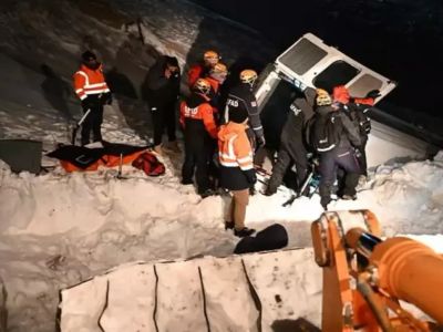 Van-Hakkari karayolunda çığ felaketi: Yolcu minibüsüne çığ düştü, 1 ölü!