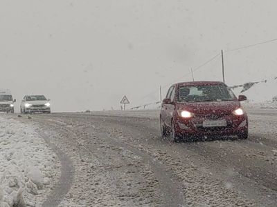 Van’da göz gözü görmedi: Kar yağışı ulaşımı felç etti