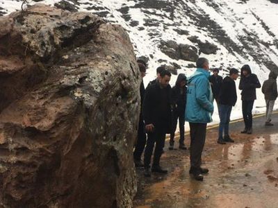 Van'da heyelan meydana geldi: Dev kaya parçalarının düştüğü yol ulaşıma kapandı!