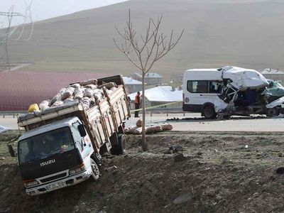Van'da korkunç kaza! Kamyonet ve minibüs çarpıştı: 13 yaralı var!