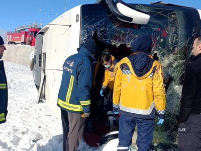 Van’da Korkutan Kaza: Buz Tutan Yolda Yolcu Otobüsü Devrildi