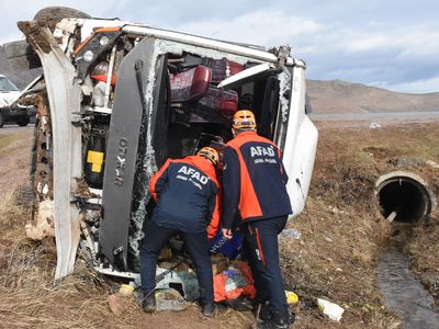 Van’da korkutan midibüs kazası: 27 yaralı