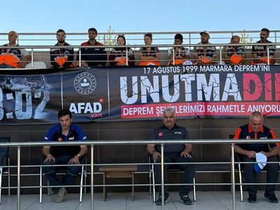 Van'da Marmara Depremi'nde Hayatını Kaybedenler Anıldı