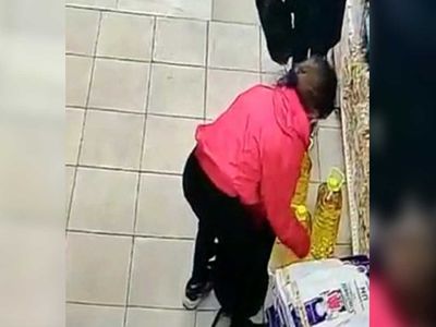 Van'da skandal görüntüler! Bir zincir markete giren 3 çocuk yağ çaldı: O anlar kameralara yansıdı