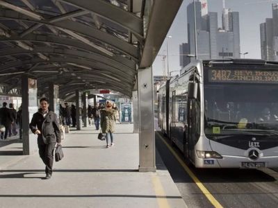 Vatandaşlar dakikalarca bekledi: Belediye çalışanına metrobüs tepkisi