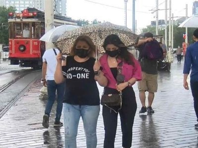 Vatandaşlar yaz havalarını beklerken sonbahar geri mi döndü? Meteoroloji'den sağanak yağış uyarısı geldi! O şehirler dikkat şemsiye almadan dışarı çıkmayın!
