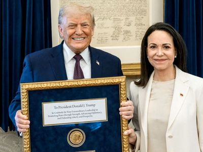 Venezuelalı işbirlikçi lider Machado sonunda Nobel'i Trump'a verdi: Ödülü kabul edince kalemi kırılmıştı!