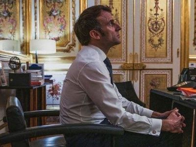 Vladimir Putin ile görüşen Emmanuel Macron'un fotoğrafları gündeme damgasını vurdu!