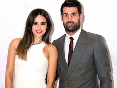 Volkan Demirel'in eşi Zeynep Demirel dekolteli pozlarıyla sosyal medyayı salladı!