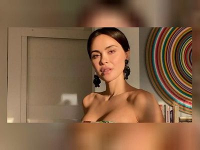 Volkan Demirel'in eşi Zeynep Sever Demirel'den cesur pozlar! Zeynep Demirel derin yırtmaçlı elbisesi ile adeta büyüledi