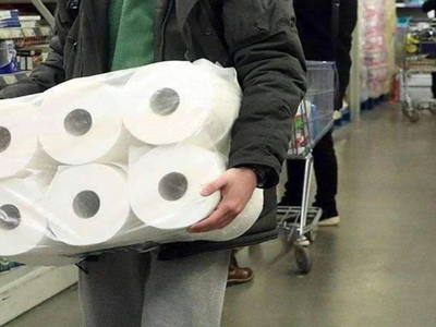 XL tuvalet kağıdının fiyatı ortalığı karıştırdı! Millet market önünde izdiham yarattı