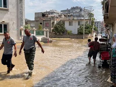 Yağmur yağmadan evleri su bastı: İzmir’de sokaklar yine göle döndü