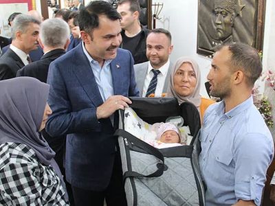Yangında evini kaybeden vatandaşlar yeni evlerine kavuştular! Yangında evleri yanan anne-baba 10 günlük bebeği ile birlikte Bakan Kurum'a teşekkür etti