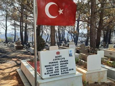 Yangında Şehit Mezarına ve Bayrağa Zarar Gelmedi