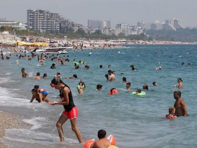 Yangınların Ardından Tekrar Canlanan Antalya'nın Konyaaltı Plajında Oturacak Yer Kalmadı