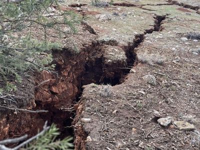 Yanından geçenler dehşete düştü: Deprem uzmanı Sözbilir yarıkların nedenini açıkladı