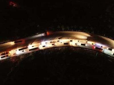 Yardım tırları kilometrelerce kuyruk oluşturdu: Türkiye tek yürek oldu