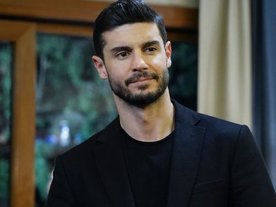 Yasak Elma’nın Çağatay’ı Berk Oktay Meslektaşı Yıldız Çağrı Atiksoy’la Nikah Masasına Oturuyor!