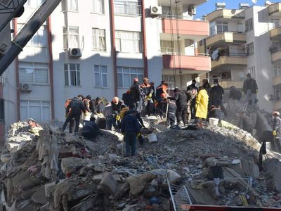 Yaşlı adam ayaklarına sardı: Hatay’da 72 saat sonra gelen mucize